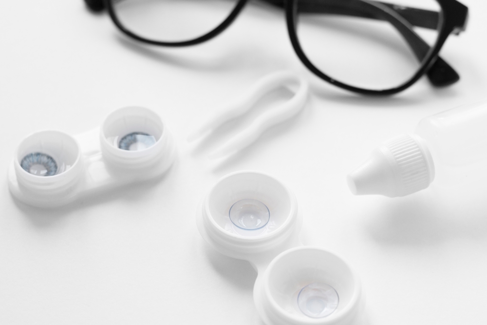 Contact Lenses vs. Glasses: Which is Better for Your Eye Health?