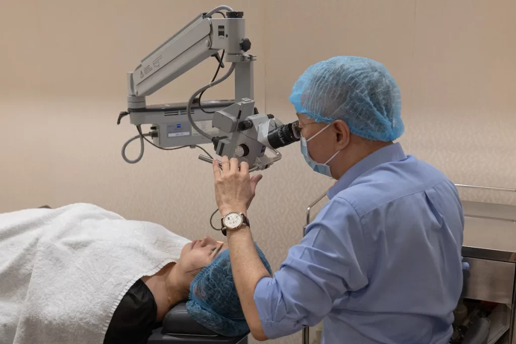 Dr Christopher Khng performing an in-clinic eye procedure