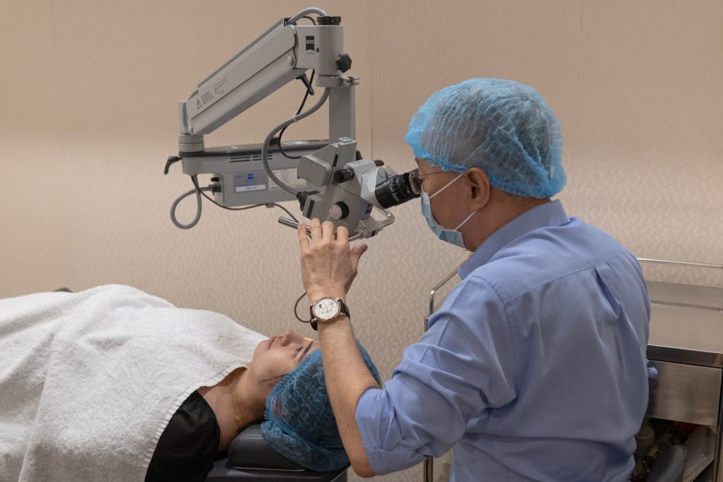 Dr Christopher Khng performing an eye procedure at EyeWise Vision Clinic